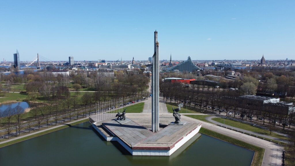 В Риге сносят советский мемориал